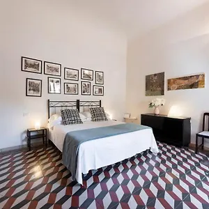 Live Like A Florentine Next To Santa Croce Square Apartment
